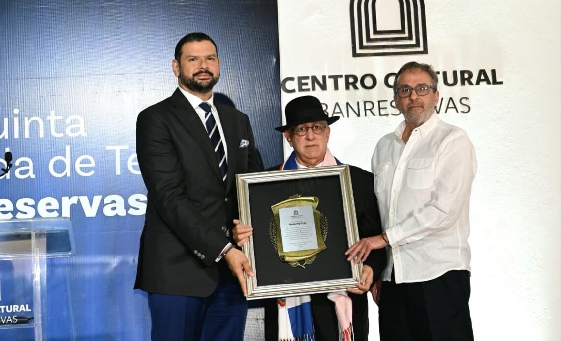 Banreservas reconoce a Giovanny Cruz por su trayectoria y aportes a la escena dominicana
