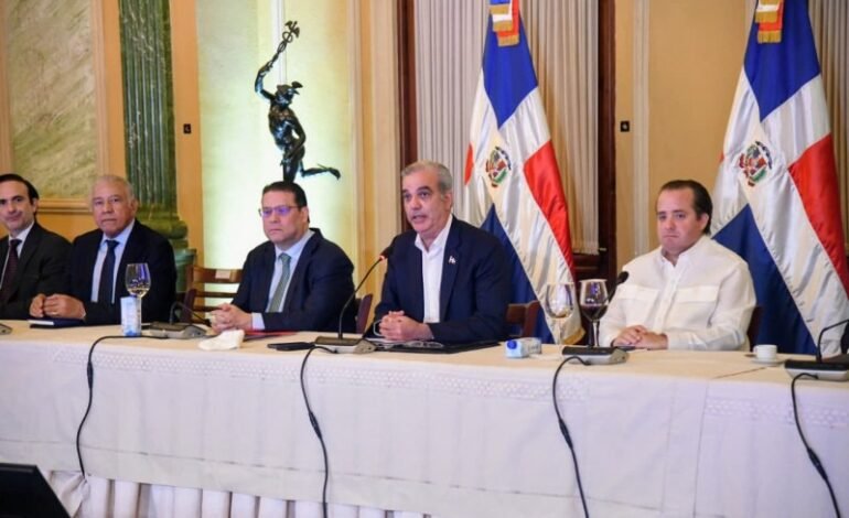Precios de los combustibles se mantendrán sin variación la próxima semana, dice Abinader