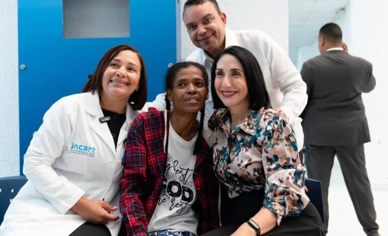 Primera dama y director del SNS realizan visita al INCART