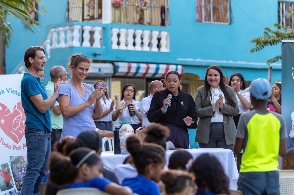 Fundación promueve conciencia ambiental con charla en sector Las Minas de SDN
