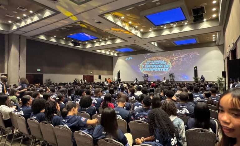 Miles de jóvenes dominicanos reciben pasaportes visados y se preparan para vivir experiencia internacional con ACE International