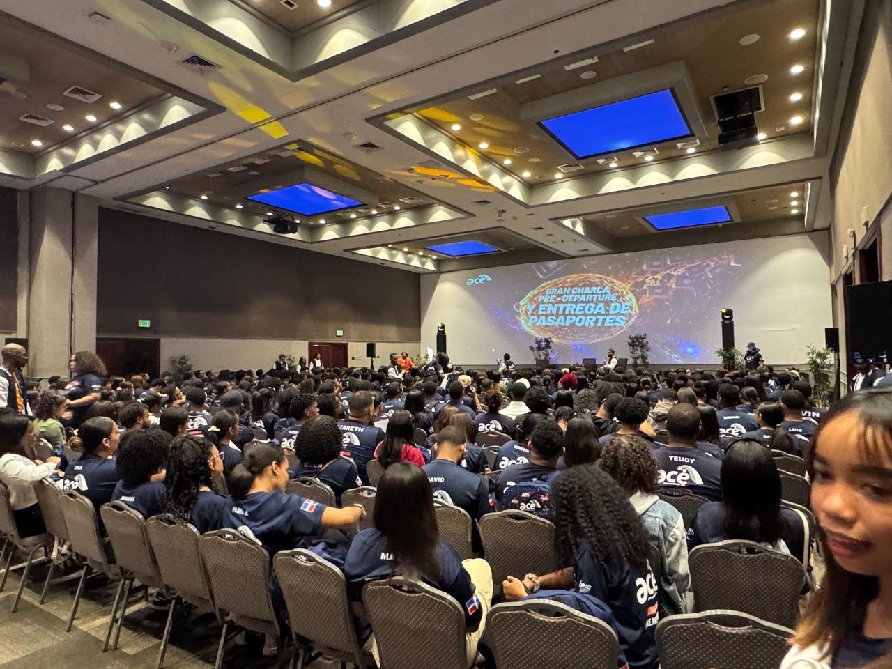 Miles de jóvenes dominicanos reciben pasaportes visados y se preparan para vivir experiencia internacional con ACE International