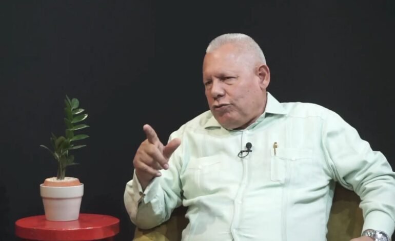 Condenan a un año de prisión y al pago de RD$15 millones al comunicador Rafael Antonio Guerrero por difamar al expresidente de la DNCD Rolando Rosado Mateo
