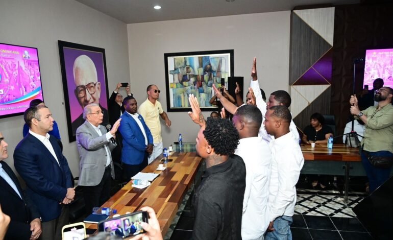 Danilo Medina: “La historia la tiene el PLD”, juramenta exdirigentes del PRM