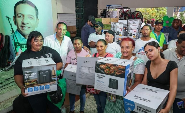 PEDRO JIMÉNEZ&nbsp;RINDE HOMENAJE Y LELVA &nbsp;REGALOS Y ALEGRIA A CIENTOS DE MADRES DE LA CIRCUNSCRIPCIÓN 2 DEL DISTRITO NACIONAl