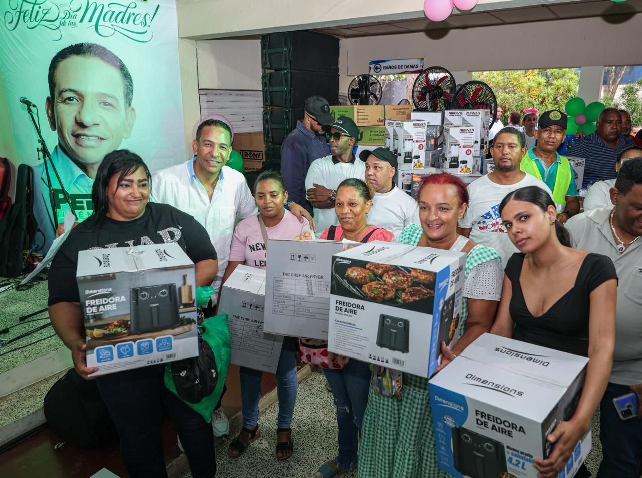 PEDRO JIMÉNEZ&nbsp;RINDE HOMENAJE Y LELVA &nbsp;REGALOS Y ALEGRIA A CIENTOS DE MADRES DE LA CIRCUNSCRIPCIÓN 2 DEL DISTRITO NACIONAl