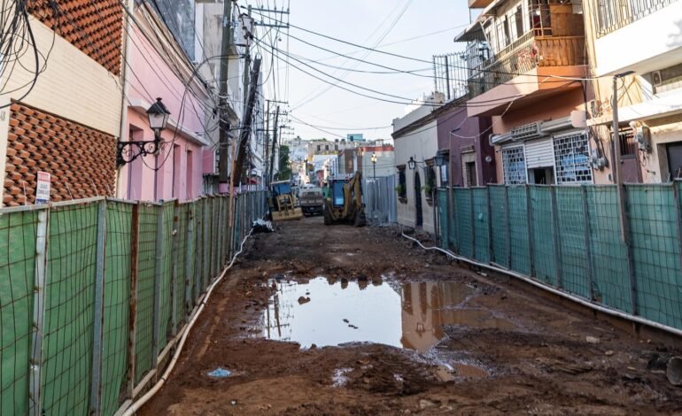 Comerciantes de Ciudad Colonial expresan quejas a Omar Fernández por retrasos en trabajos