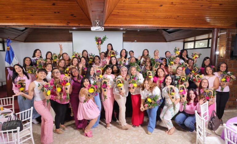 Karla Javier, presidenta de la Fundación Libélulas en Transformación, lidera exitoso encuentro “Floreciendo en Su Palabra” a beneficio de madres en situación de vulnerabilidad