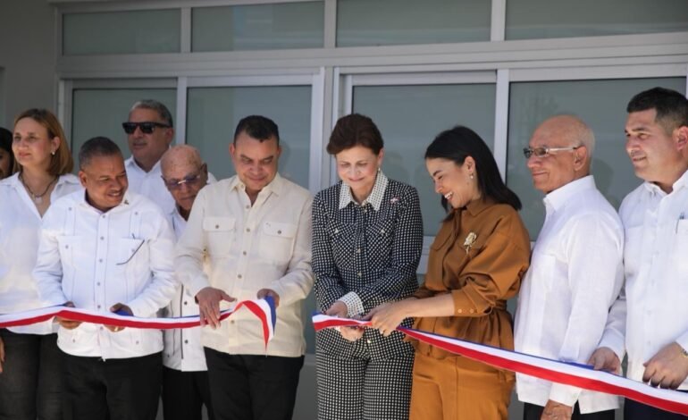 Raquel Peña y director del SNS entregan renovado hospital municipal de Castañuelas
