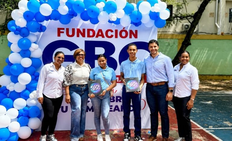 Fundación GBC celebra cumpleaños a 37 niños de la Escuela Madame Germaine en El Millón y reconoce a estudiantes destacados