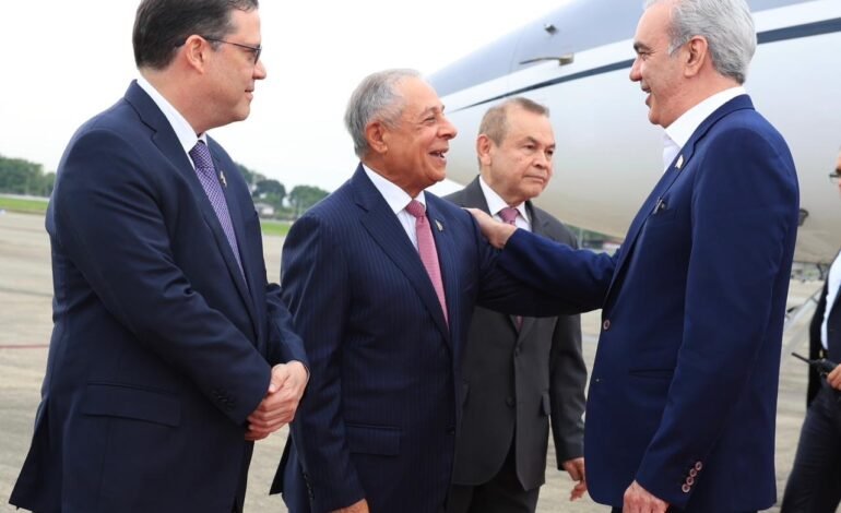 Presidente Abinader llega a Panamá, donde será orador principal del Congreso Mundial de Zonas Francas