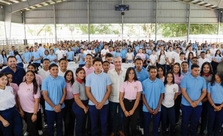 Presidente Abinader sostiene encuentro con 350 estudiantes en San José de Ocoa donde jóvenes destacan su cercanía, espacios de diálogo abierto para escuchar sus inquietudes y valoran obras del Gobierno