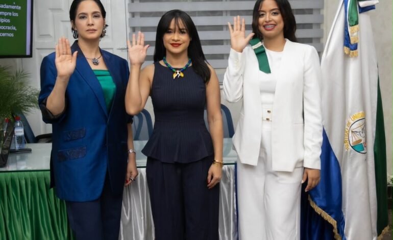 La presidenta del PUN , Melissa Gonell juramenta a nuevos afiliados al partido