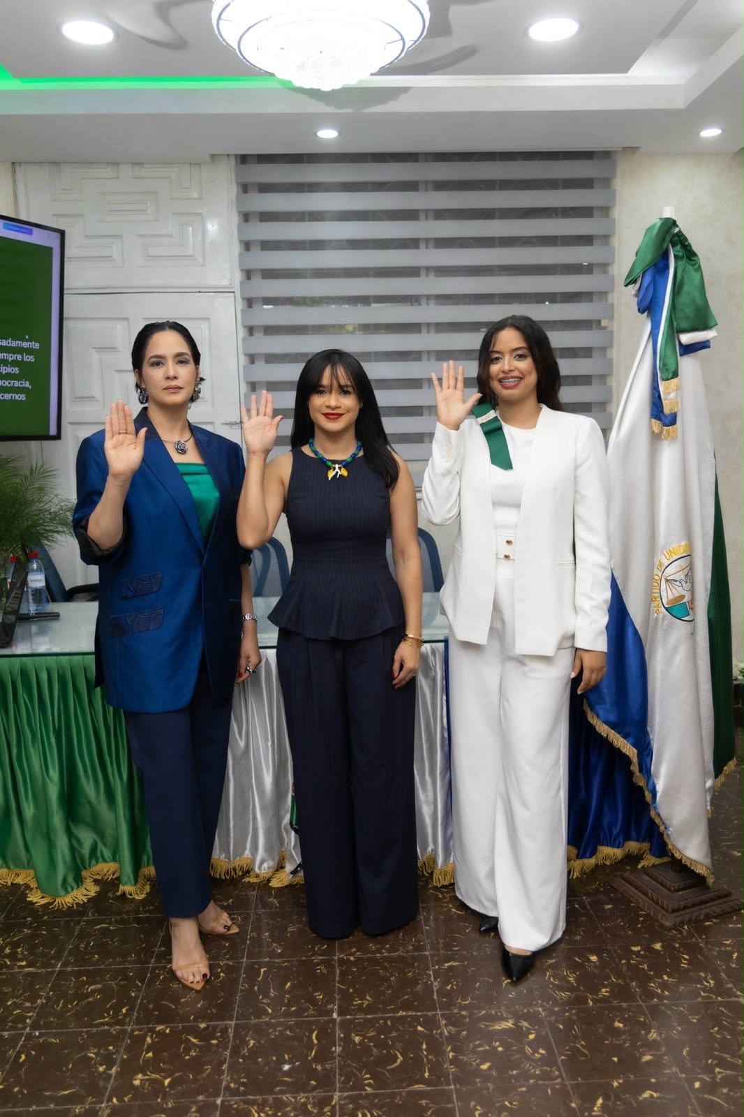La presidenta del PUN , Melissa Gonell juramenta a nuevos afiliados al partido