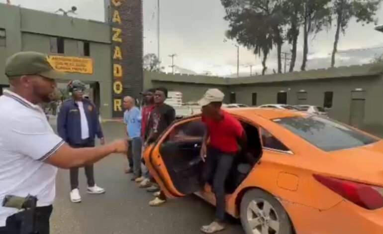 Detienen conductor con siete haitianos indocumentados tras persecución en Constanza