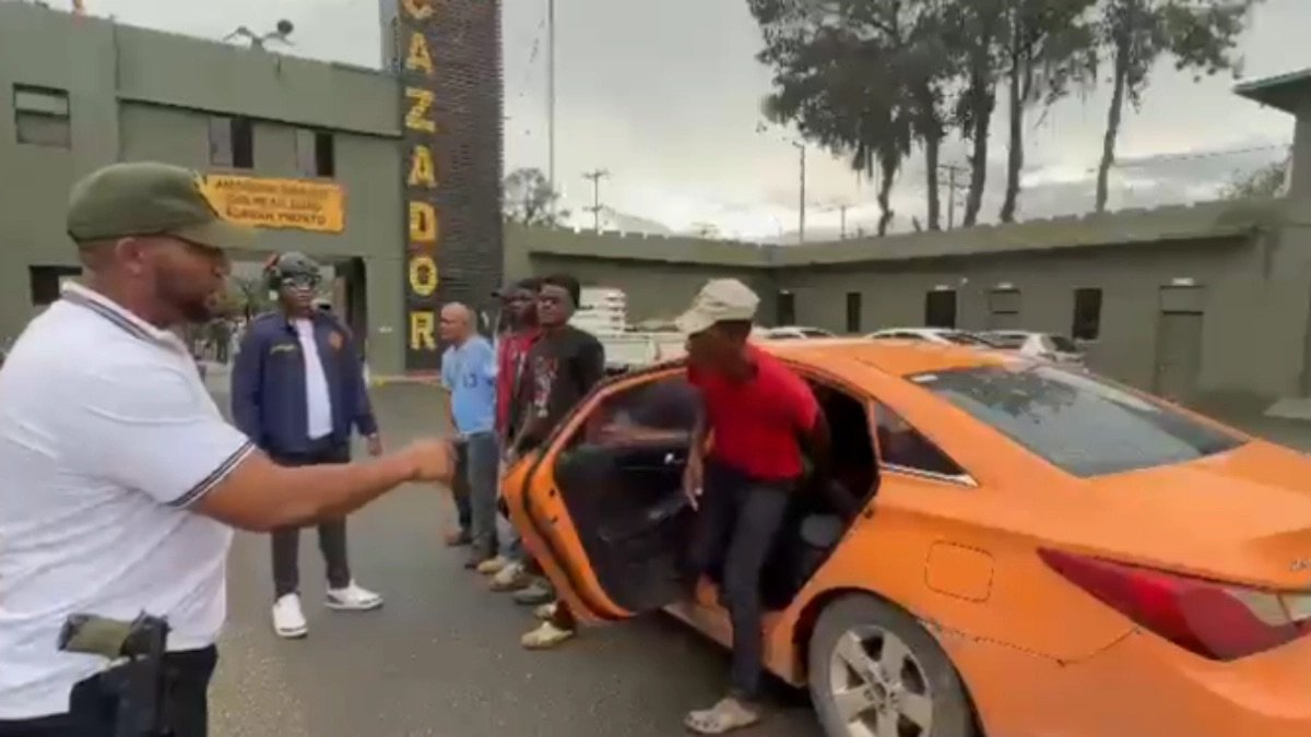Detienen conductor con siete haitianos indocumentados tras persecución en Constanza