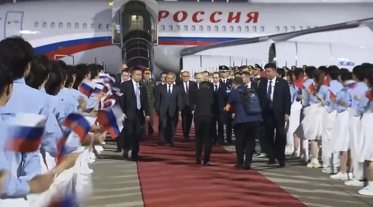 Putin aterriza en Pekín una semana después de la visita de Donald Trump