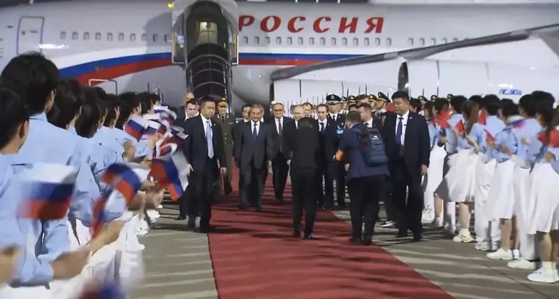 Putin aterriza en Pekín una semana después de la visita de Donald Trump