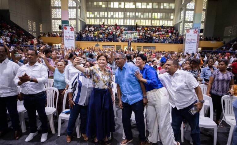 Vicepresidenta Raquel Peña comparte con miles de madres en Barahona durante jornada “Madres que Sostienen”