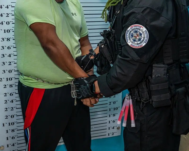 Dominicano acusado de varios cargos por narcotráfico es entregado a EE.UU.