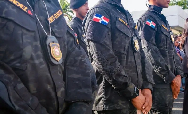 Abinader asciende a 634 agentes de la DNCD en aniversario de la institución