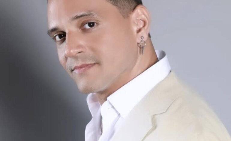 Localizan en centro de salud a Iván Tejada, bailarín de Milly Quezada y coreógrafo