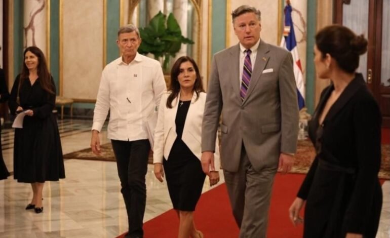 Subsecretario de Estado de EEUU se reúne con Abinader y líderes del sector privado