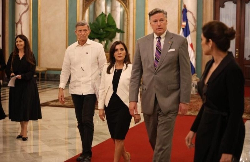 Subsecretario de Estado de EEUU se reúne con Abinader y líderes del sector privado