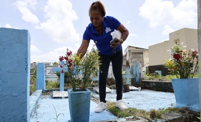 Con flores y velones más costosos, dominicanos recuerdan a sus madres fallecidas