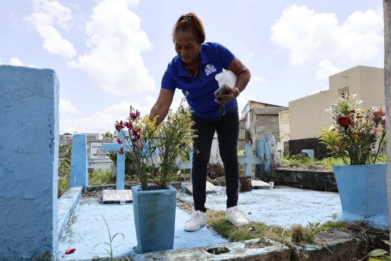 Con flores y velones más costosos, dominicanos recuerdan a sus madres fallecidas