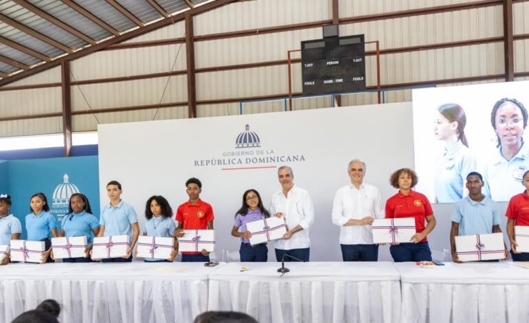 Presidente Abinader sostiene encuentro con estudiantes de liceos y colegios donde dispone plan especial para atender infraestructura escolar en Independencia, entrega laptos y anuncia evaluación de liceo experimental de la UASD en Jimaní