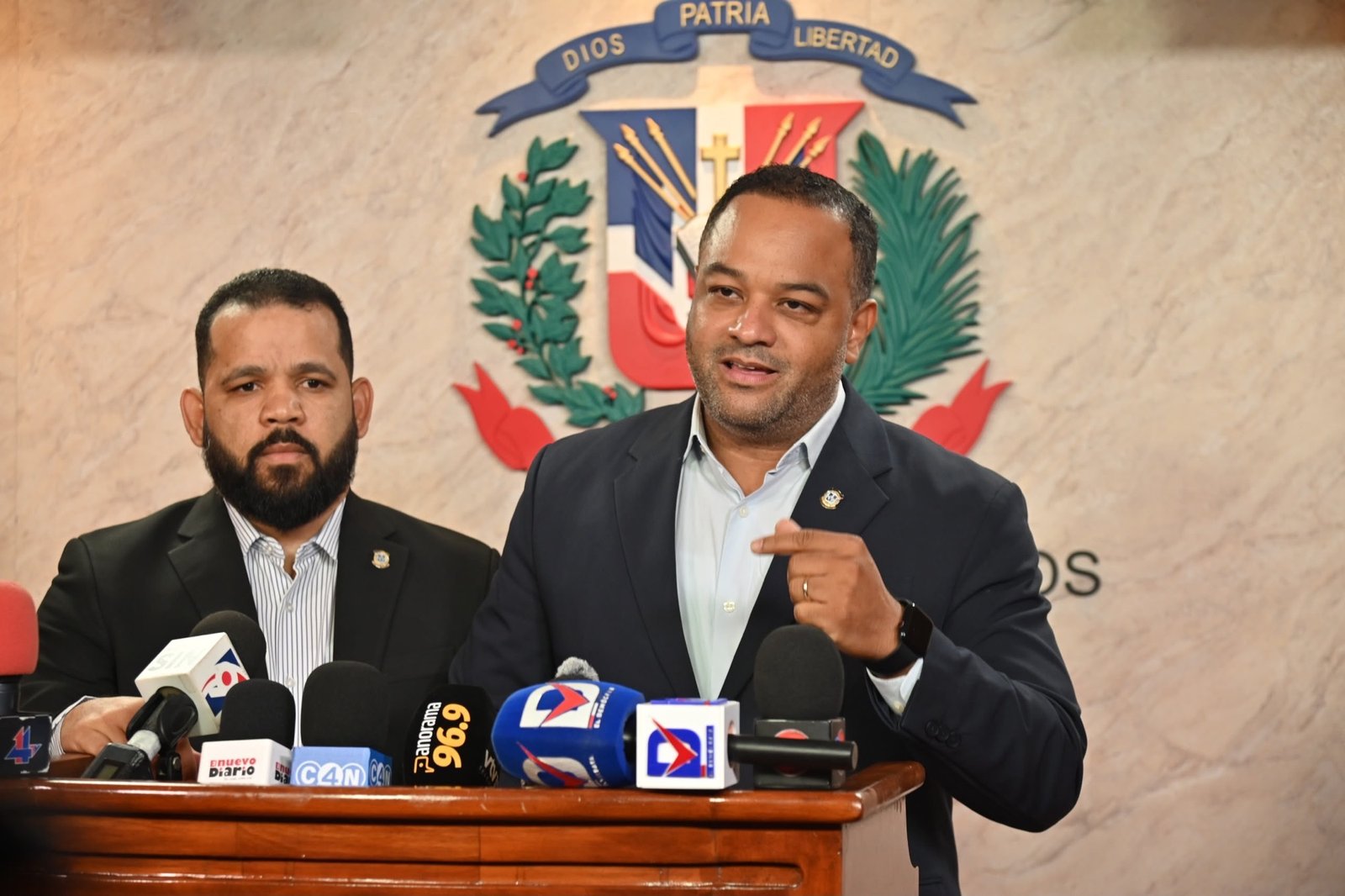 Diputados por Santo Domingo Norte solicitan investigación a licitación para alquiler de camiones de basura por 114 millones de pesos