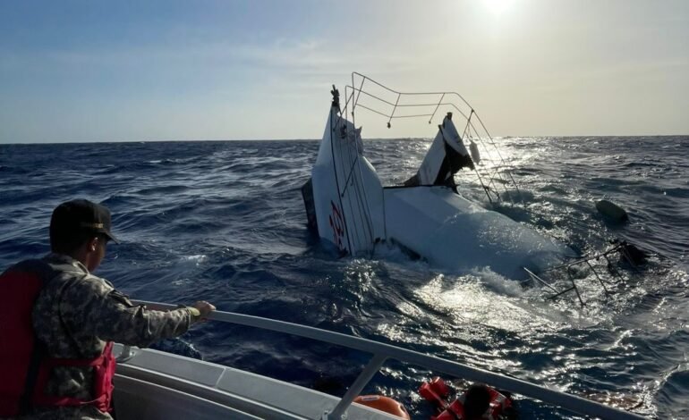 Armada Dominicana rescata a dos personas tras naufragio de la embarcación proveniente de Islas Turcas y Caicos