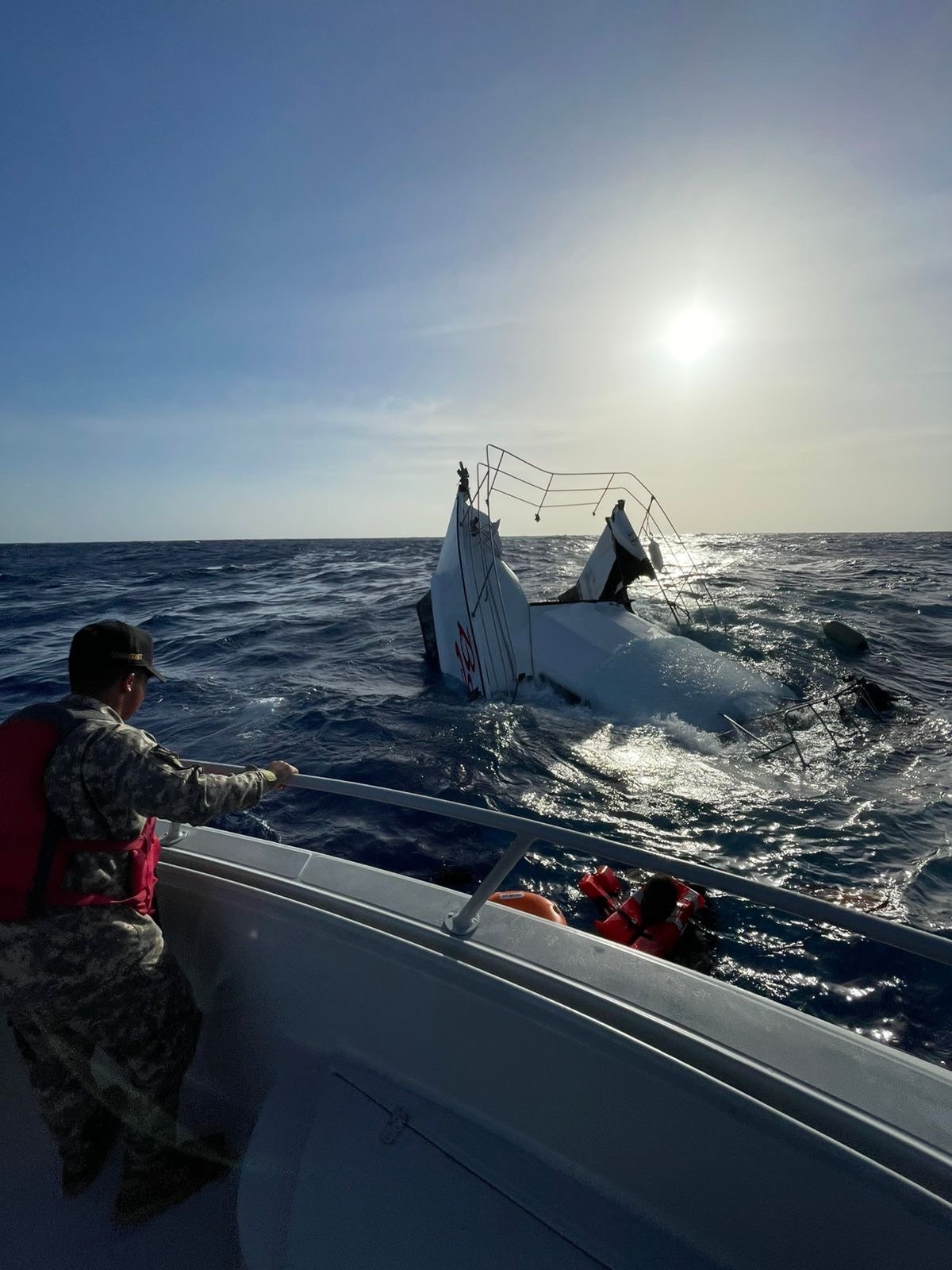 Armada Dominicana rescata a dos personas tras naufragio de la embarcación proveniente de Islas Turcas y Caicos