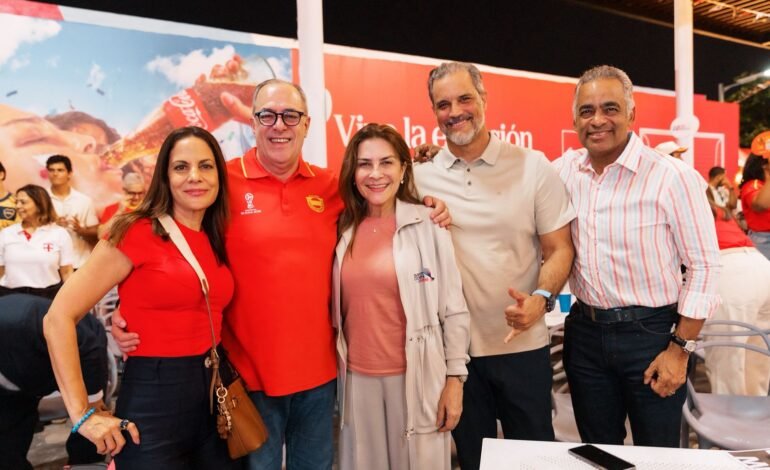 Ciudadanos disfrutan de la Copa Mundial de Fútbol en el Malecón Deportivo