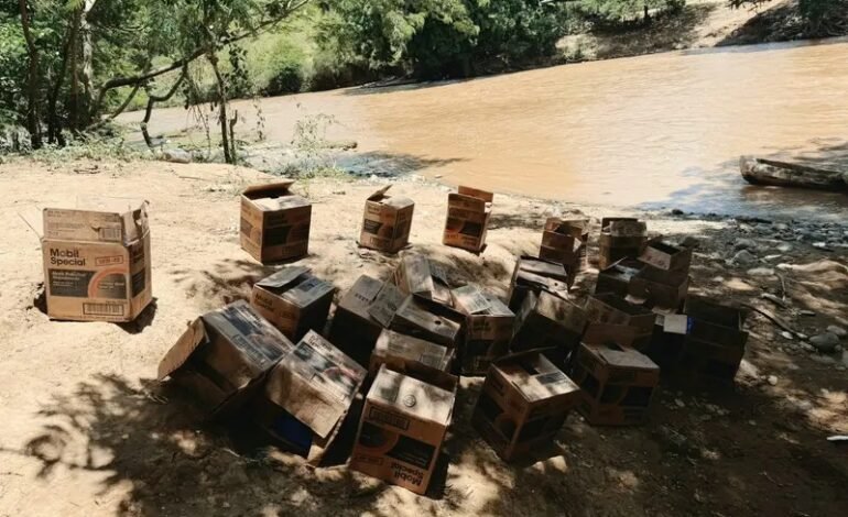 Ejército ocupa contrabando de aceite de motor introducido desde Haití en canoas a la zona de Pedro Santana
