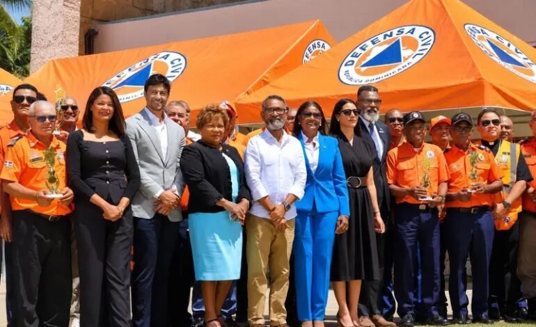 Defensa Civil celebra 60 años reconociendo el servicio y vocación de su voluntariado y provinciales