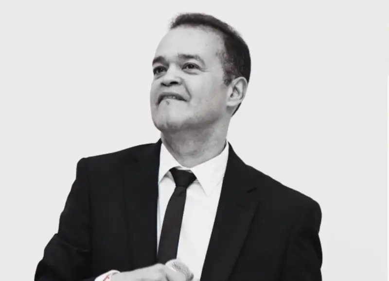 Adiós a un Grande! Muere el cantante Alex Bueno en un hospital de Nueva York a los 62 años