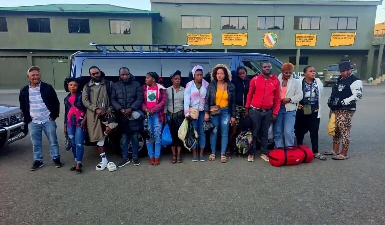 Interceptan cuatro vehículos con 29 haitianos indocumentados en Constanza
