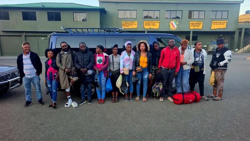 Interceptan cuatro vehículos con 29 haitianos indocumentados en Constanza