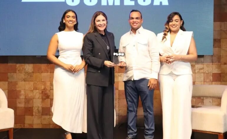 ¡Otro éxito para Los Plus! Carolina Mejía comparte su historia y visión de futuro con jóvenes de La Vega