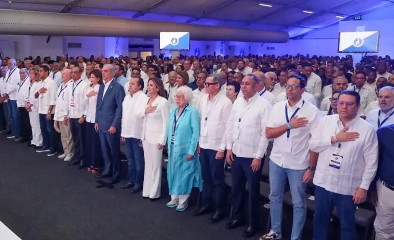 Abinader llama al PRM a preservar la unidad, la humildad y la cercanía con la gente para consolidar su obra de gobierno