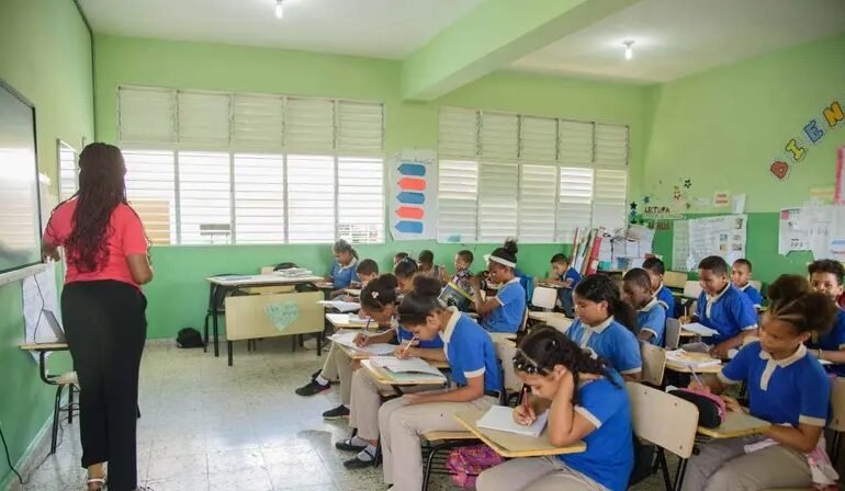 Docentes que cotizan doble recibirán aportes retenidos; CNSS&nbsp;aprobó la dispersión de más de&nbsp;RD$6,000 millones