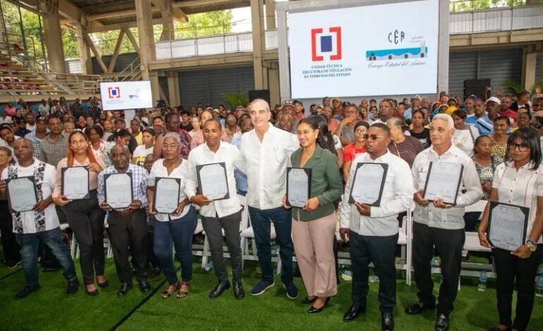 Abinader entrega 1,099 títulos de propiedad que benefician a más de 4,000 personas de Villa Linda, Palmarejo y Pantoja