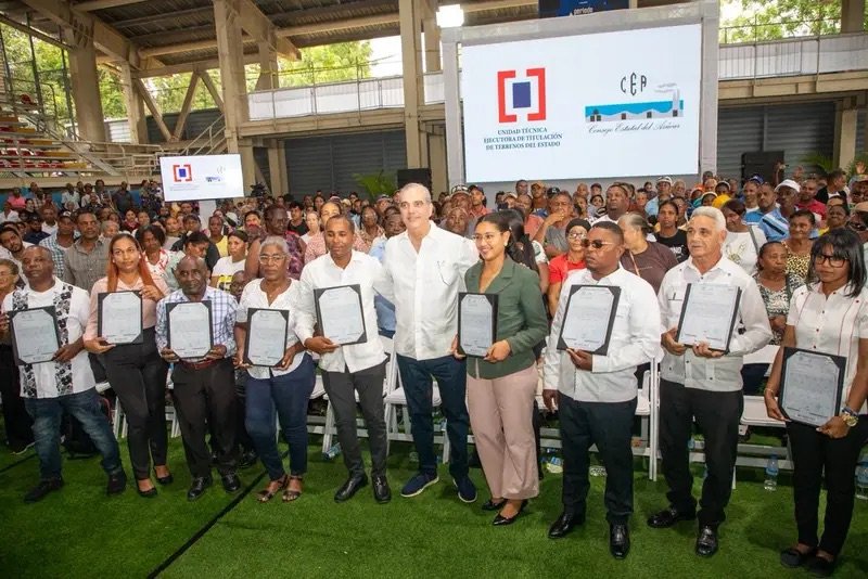 Abinader entrega 1,099 títulos de propiedad que benefician a más de 4,000 personas de Villa Linda, Palmarejo y Pantoja