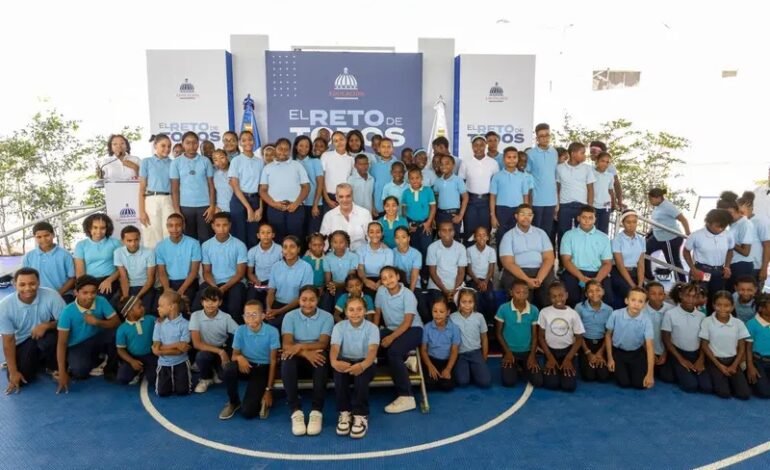 Abinader inaugura techado multiuso escolar en Duvergé