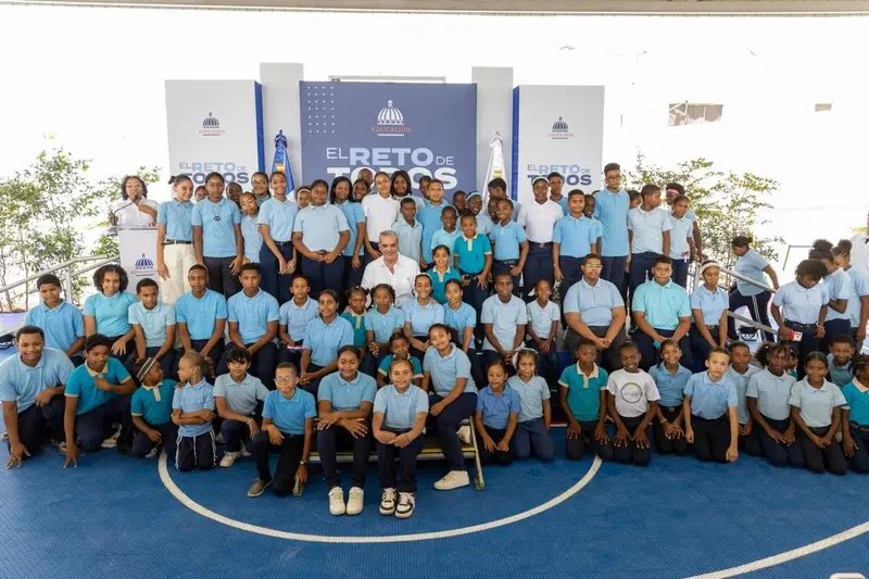 Abinader inaugura techado multiuso escolar en Duvergé