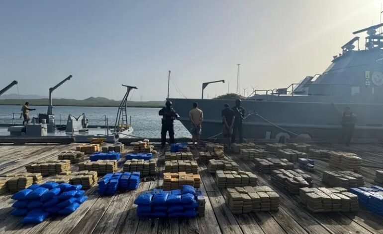 DNCD captura 2 hombres con 1,743 paquetes de presuntas drogas en Peravia