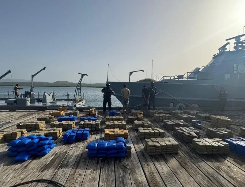 DNCD captura 2 hombres con 1,743 paquetes de presuntas drogas en Peravia
