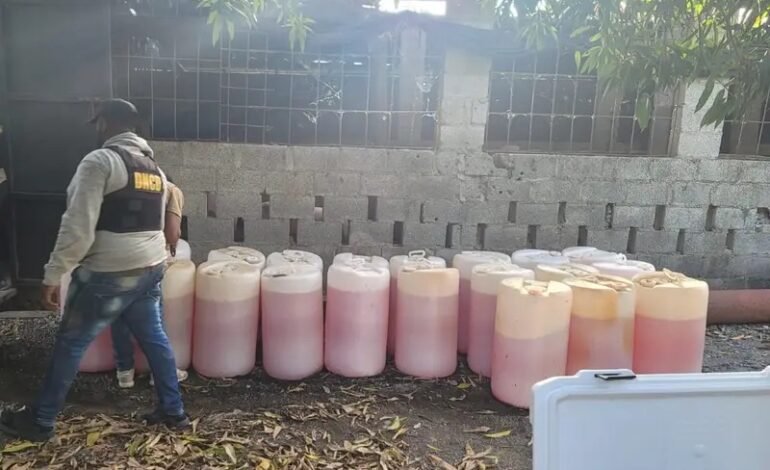 Capturan tres hombres vinculados a red de narcotráfico en Baní; ocupan fusil, armas cortas y vehículos
